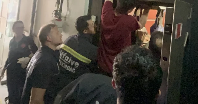 İtfaiye erlerinin en zor anı: Gözyaşları içinde haykıran gencin sıkışan kolunu sağ salim kurtardılar Yaralıyı kucağında taşıdı Tekirdağ Haberleri