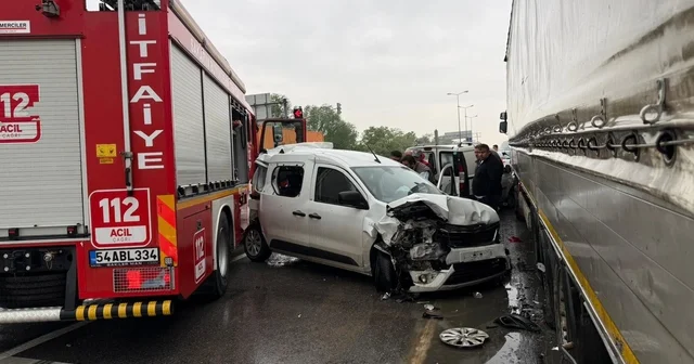 Yangın ihbarına giden itfaiye aracı zincirleme kazaya karıştı: 4 yaralı Sakarya Haberleri