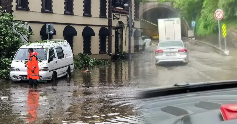 Sağanak İstanbul’u vurdu: Meteoroloji saat verdi! Maltepe Tüneli’ni su bastı
