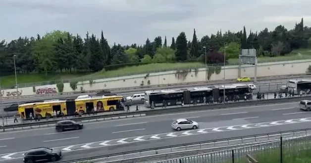 Bayrampaşa da metrobüs çilesi: Vatandaşlar araçlardan inip yürüdü