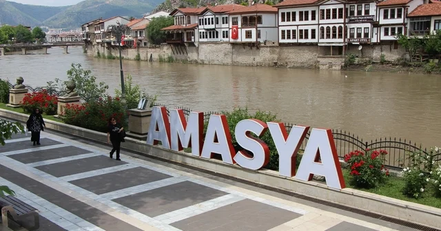 Amasya da Yeşilırmak ın debisi 130 metreküpe kadar düştü: Vatandaşlar güneşli havada nehri izledi Amasya Haberleri
