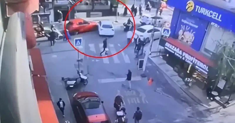 Kağıthane’de otomobille çarpışan aracın dürümcü dükkanına girdiği kaza kamerada