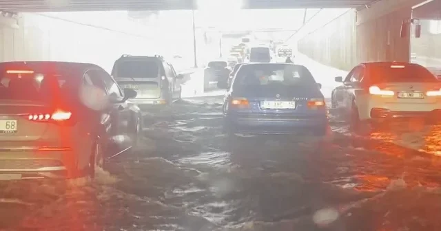 Başkentte aniden bastıran yağış hayatı felç etti: Araçlar alt geçitlerde mahsur kaldı VİDEO İZLE