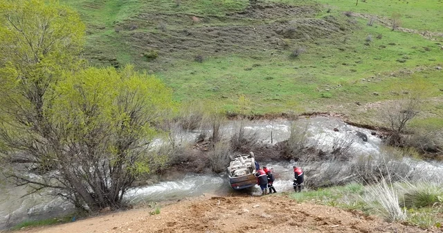 Dereye uçan araçtaki 5 kişi yaralandı Sivas ta meydana gelen trafik kazasında dereye uçan araçta bulunan 5 kişi yaralandı Sivas Haberleri