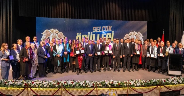 Selçuk Üniversitesinde başarıya katkı sağlayanlar onurlandırıldı Konya Haberleri