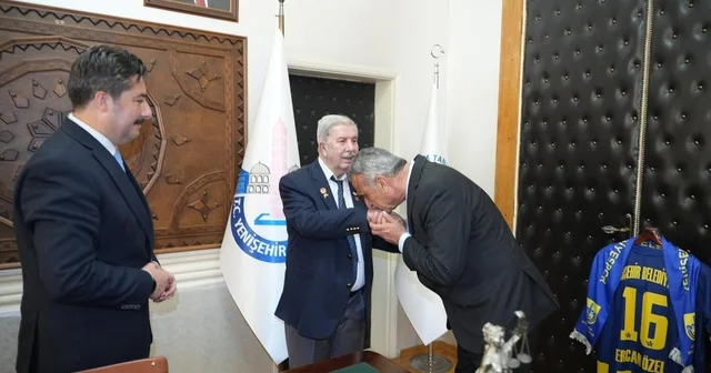 Başkanlık makamında duygusal buluşma Gazimağusa Belediye Başkanı Uluçay, Kıbrıs Gazisi Mustafa Özel ile bir araya geldi Bursa Haberleri