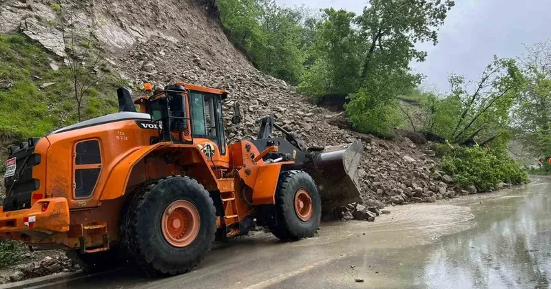 Ordu’da heyelan nedeniyle kısmen kapanan yol ulaşıma açıldı
