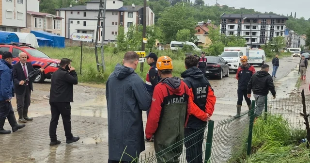 Bartın da 5 yol, 15 ev ve iş yerinde su baskını yaşandı, mahsur kalan 32 kişi kurtarıldı Yağışların faciaya dönüşmesini kentteki boş barajlar ve tersip bentlerinde suyun hızının düşürülmesi önledi Bartın Haberleri