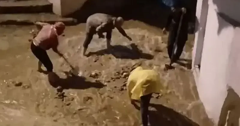 Hatay da sağanak; köprü çöktü, araçlar sürüklendi