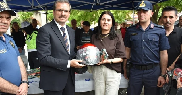 Salihli de motosiklet sürücülerine kask dağıtıldı Manisa Haberleri