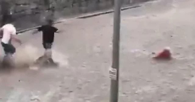Sel sularına kapılan kişiyi kurtarmaya çalışan vatandaşlar böyle sürüklendi VİDEO İZLE