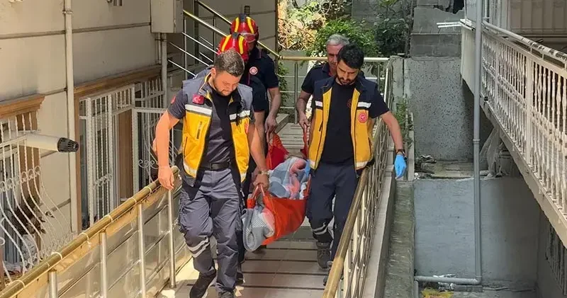 Avcılar da evinde düşen 70 yaşındaki kadın sürünerek kapıya ulaştı, yardıma kızı ve ekipler koştu