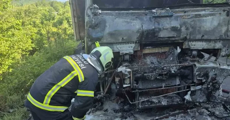 Zonguldak’ta seyir halindeki kamyon alev alev yandı