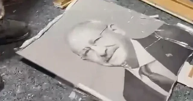 CHP Genel Merkezi nde partililer Kılıçdaroğlu nun portresini indirip parçaladı VİDEO İZLE