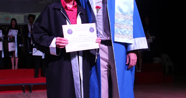 70 yaşında üniversiteden mezun oldu belgesini profesör oğlu verdi Antalya Haberleri