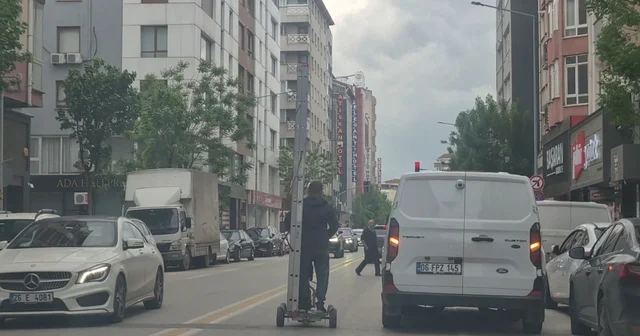 Kendinden uzun merdiveni elektrikli scooter ile taşıdı Eskişehir Haberleri