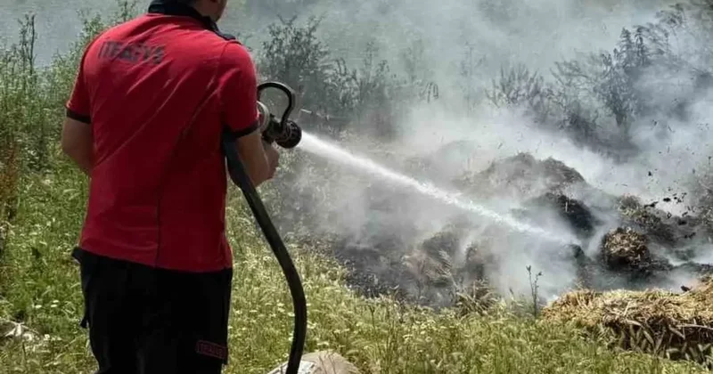 Boş arazideki atık samanlar alev aldı