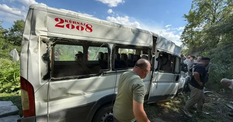 Burdur da minibüs tarlaya uçtu: 8 yaralı