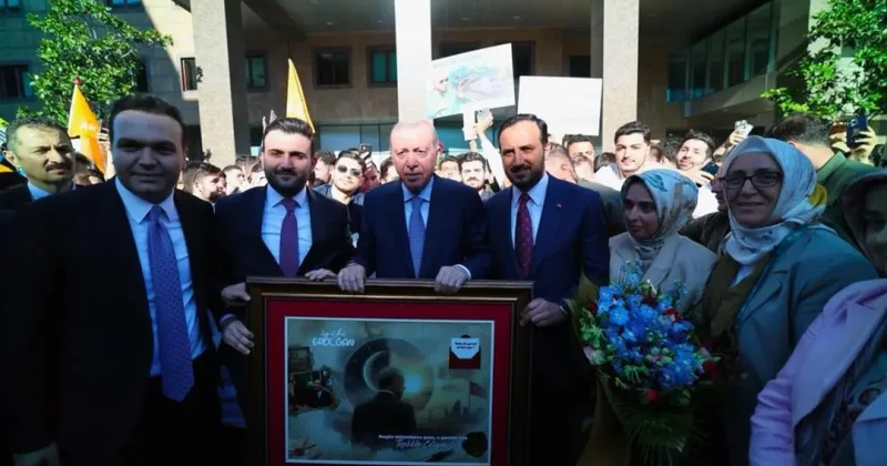 Başkan Erdoğan a anlamlı sürpriz! Tablodaki not duygulandırdı