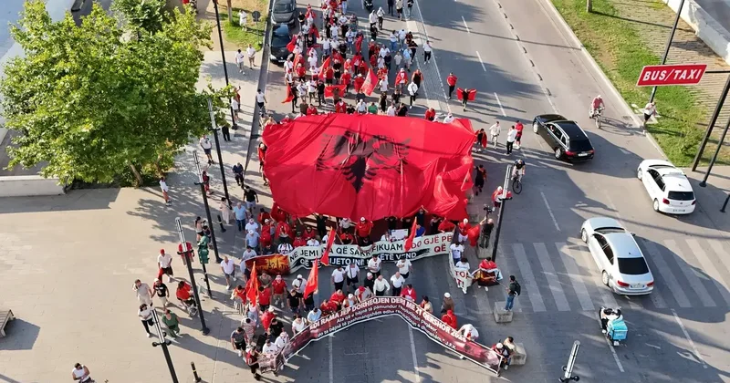 Arnavutluk ta Zvernec teki turizm projesine karşı gösteriler sürüyor