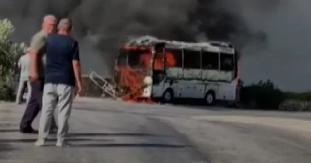 Seyir halindeki servis midibüsü alev alev yandı VİDEO İZLE