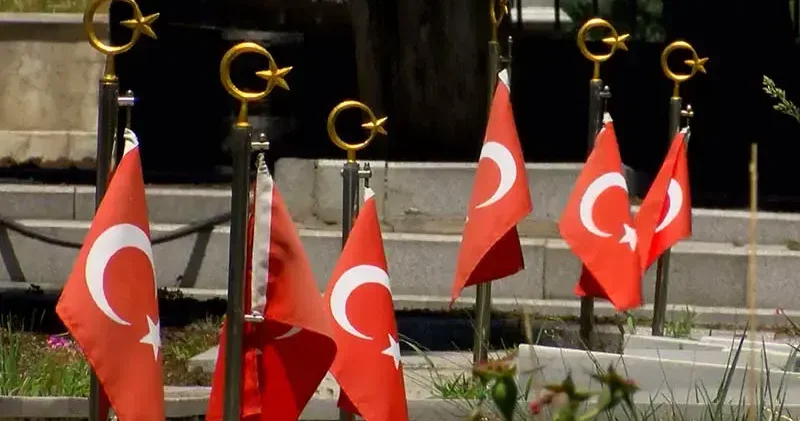Edirnekapı Şehitliği nde buruk babalar günü
