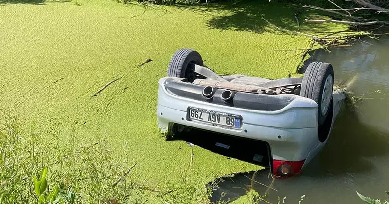 Drenaj kuyusundaki otomobilden 2 cansız beden çıkarıldı