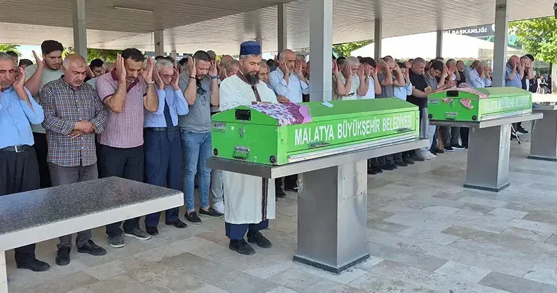 Malatya da öldürülen anne kız toprağa verildi