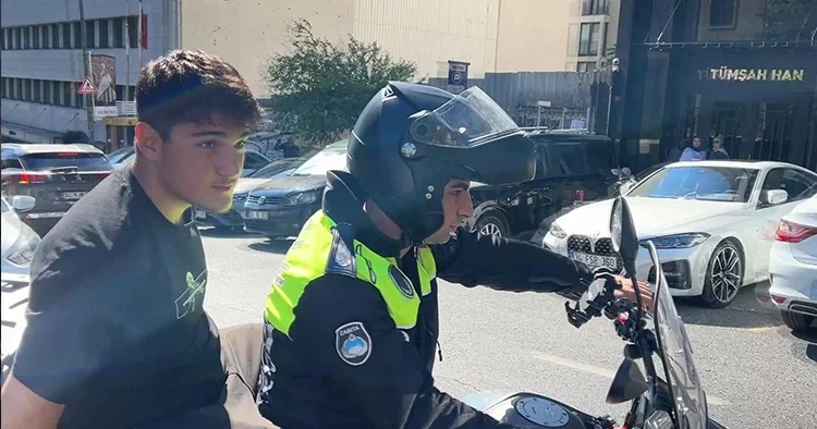 Öğrenciler ve YKS klasikleri! Belgesini unutan ve yanlış okula gidenlerin yardımına polis, zabıta ve vatandaşlar koştu