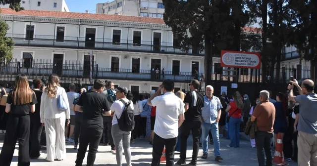 İzmir de AYT heyecanı; veliler okul önlerinde bekleyişte İzmir Haberleri Habertürk Yerel Haberler