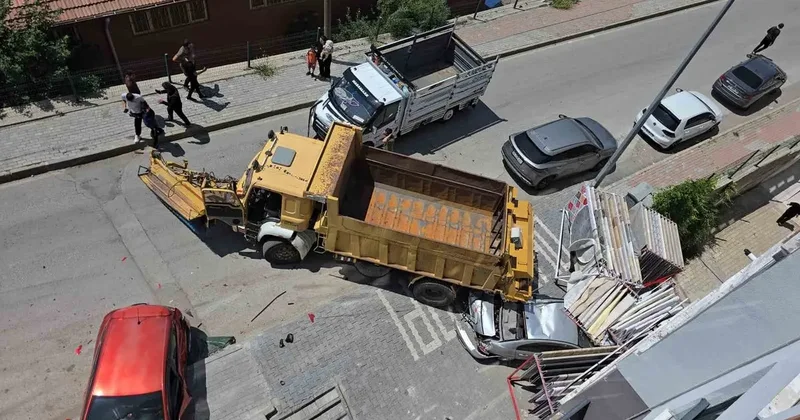 Freni tutmayan kamyon 4 araca çarparak durdu