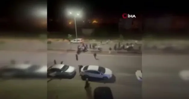 Düğün konvoyu durdu tekmeler yumruklar havada uçuştu!