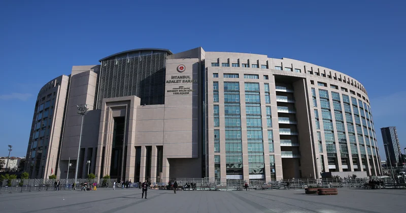 Son dakika: Metroda başörtülü kadına hakaret eden kişiye gözaltı kararı Son dakika haberleri