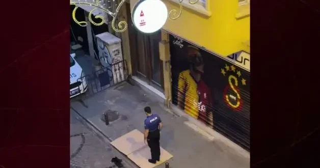Görevli polis memuru namaz hassasiyeti duygulandırdı!