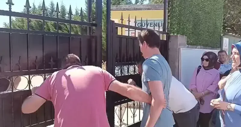 Belgesini otomobilde unutan aday, sınava geç kaldı