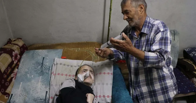 Şırıngayla beslediği serebral palsili oğluna hem annelik hem babalık yapıyor Manisa Haberleri Habertürk Yerel Haberler