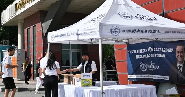 Manisa Büyükşehir den YKS adaylarına su ve limonata ikramı Manisa Haberleri Habertürk Yerel Haberler