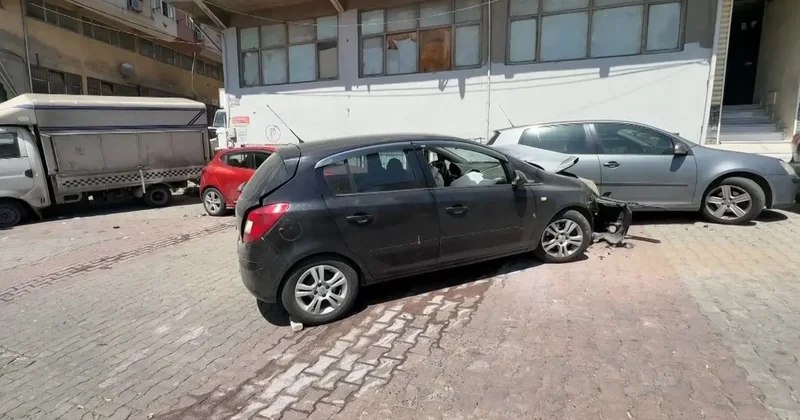 Kağıthane’de yokuştan kayan araç kaza yaptı: 4 araçta maddi hasar oluştu