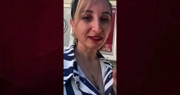 İslam düşmanı bir kadın başörtülü kadınları hedef alarak “Bütün kapalılar imha edilsin” diyerek kin kustu.
