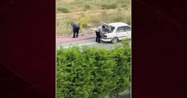 Konya da iki kişi yol kenarındaki kaldırım taşlarını söküp araçlarına yükledi