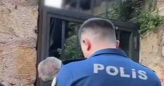 Bursa da intihar için surlara çıkan 18 yaşındaki gence polisten hayat kurtaran müdahale VİDEO İZLE