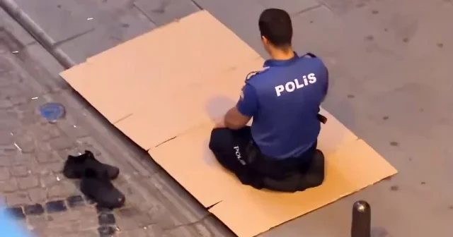İstanbul da mesaideki polisin sabah namazını sokakta kıldığı anlar kameraya yansıdı VİDEO İZLE
