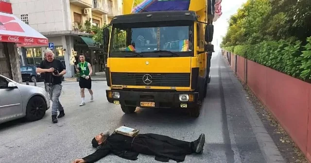 Boynuna İncil takan rahip yola yatarak LGBT lilerin yürüyüşünü engelledi VİDEO İZLE