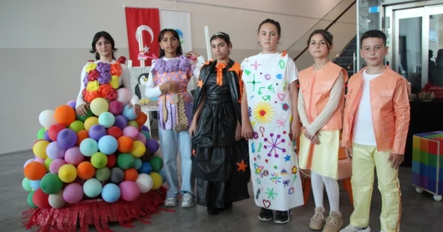 Minik öğrenciler, atıkları kıyafete ve sanat eserine dönüştürüp sergiledi Sakarya Haberleri Habertürk Yerel Haberler