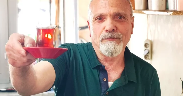 Çay demlerken şiir yazıyor: 40 yıllık çaycı şiirleriyle gönül ısıtıyor Tunceli Haberleri Habertürk Yerel Haberler