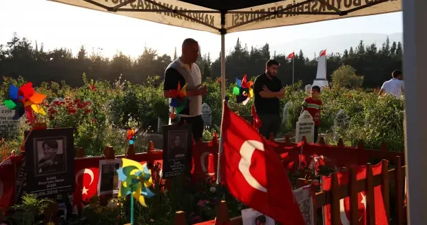 Kahramanmaraş haberleri Okul saldırısında vefat etmişlerdi! Babalar Günü nde evlatlarının kabrinde dua ettiler 21 Haziran 2026