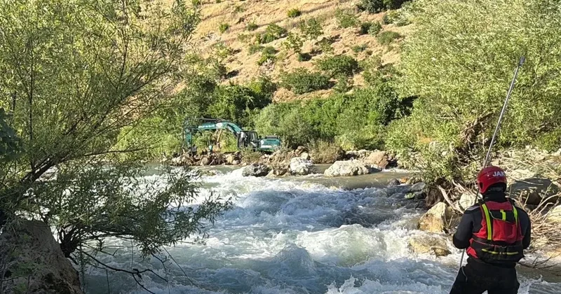 Bingöl de çayda akıntıya kapılan kişiyi arama çalışmaları sürüyor