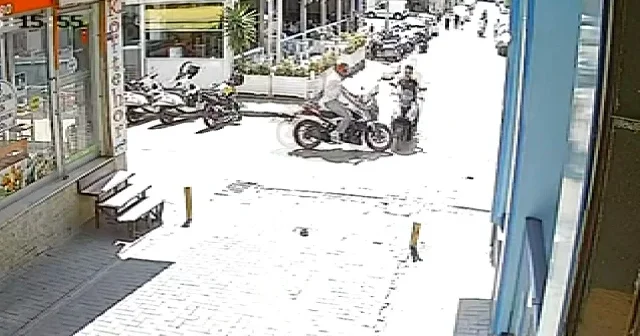 Aydın da motosikletlerin çarpışma anı güvenlik kamerasında VİDEO İZLE