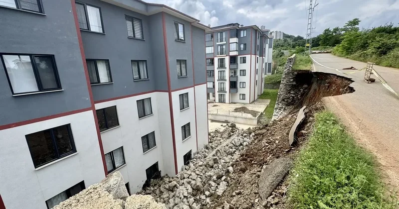 Trabzon da çöken istinat duvarı 2 daireye zarar verdi