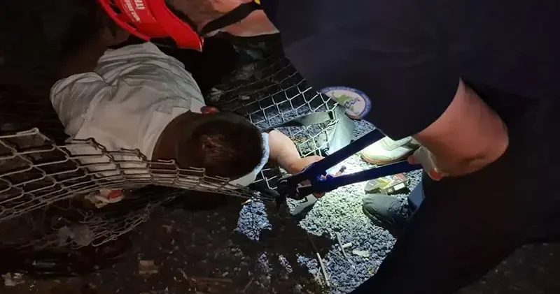 Alkollü çıktığı tel örgü devrilince bileği sıkıştı